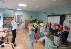 Dzieci tańczą z kolorowymi chustami podczas zajęć Roar Dance.