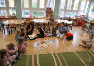 Dzieci siedzą w kole podczas zajęć.