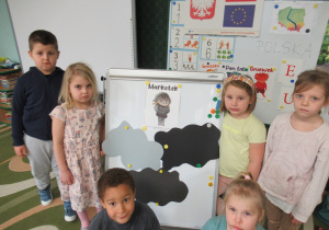 Dzieci stoją przy tablicy.
