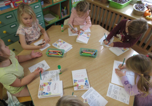 Dzieci rysują przy stoliku.