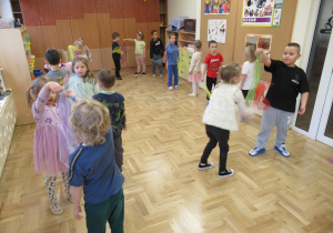 Dzieci tańczą w parach.