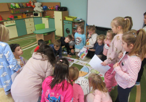 Dzieci układają puzzle XXL w Dzień Życzliwości.