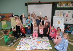 Dzieci pozują do zdjęcia z plakatem w Dzień Życzliwości.