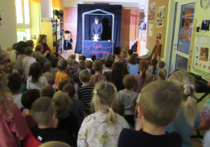 Dzieci oglądają przedstawienie "Cyrk Sznurkowy"