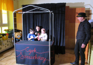 Dzieci razem z panem tworzą przedstawienie.