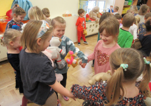 Dzieci tworzą małe kółeczka podczas zabaw w Dniu Pluszowego Misia.