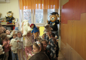 Dzieci podczas zabaw z misiami.
