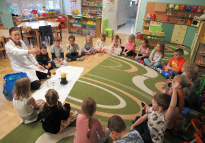 Dzieci siedzą w kole podczas warsztatów Labo.