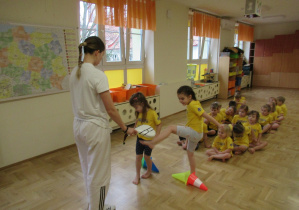 Dzieci ćwiczą podczas zajęć z elementami teakwondo.