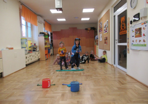 Dzieci rzucają woreczkami do celu.