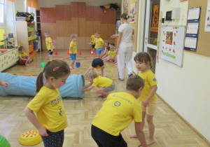 Dzieci pokonują tor przeszkód.