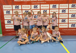 Dzieci pozują do zdjęcia na Mazowieckiej Olimpiadzie Przedszkolaków.