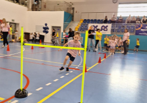 Chłopiec biegnie podczas zawodów sportowych.