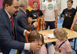 Dzieci otzrymują medale podczas Mazowieckiej Olimpiady Przedszkolaków.