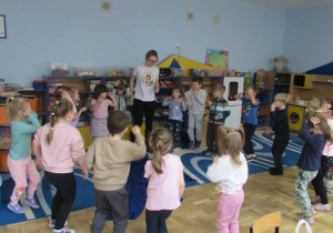 Dzieci tańczą w kole podczas zajęć Roar Dance.