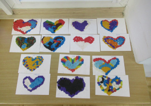 Prace plastyczne - serduszka z plasteliny.