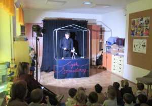 Dzieci oglądają teatrzyk "Cyrk Sznurkowy".