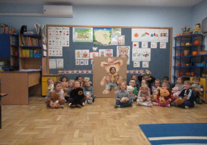Dzieci pozują do zdjęcia w Dzień Pluszowego Misia.