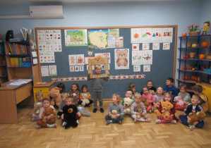 Dzieci pozują do zdjęcia ze swoimi misiami, jeden chłopiec trzyma w ręku misiową ramkę.