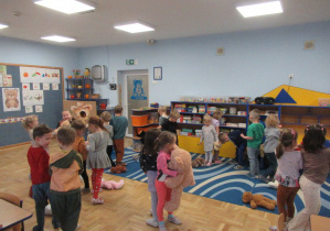 Dzieci bawią się swoimi pluszowymi misiami.