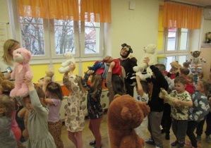 Dzieci podczas zabaw w Dniu Pluszowego Misia.