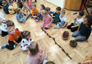 Dziewczynka układa sekwencje z darów jesieni