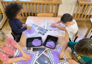 Dzieci malują znaczek pocztowy