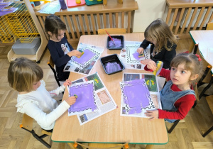 Dzieci malują znaczek pocztowy