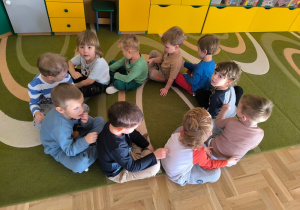 Chłopcy robią sobie masażyki