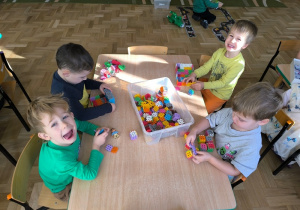 Chłopcy bawią się klockami