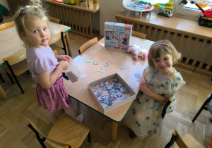 Dziewczynki układają puzzle