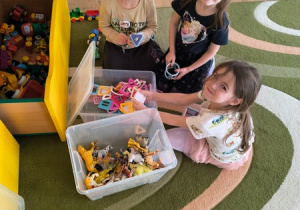 Dzieci bawią się klockami i figurkami zwierząt