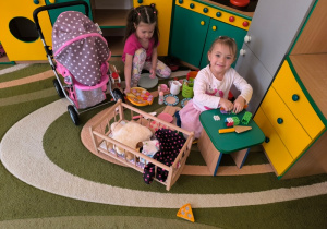 Dziewczynki bawią się "w dom"