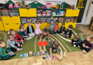 Chłopiec układa rytm z paczek i kartek pocztowych