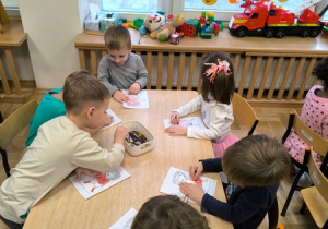 Dzieci kolorują obrazki