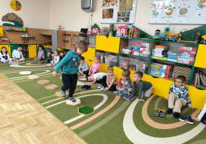 Chłopiec przechodzi przez ścieżkę sensoryczną