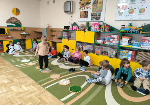 Chłopiec przechodzi przez ścieżkę sensoryczną