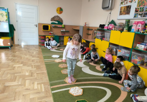 Dziewczynka przechodzi przez ścieżkę sensoryczną