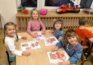 Dzieci układają obrazki przedstawiające misie