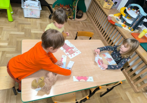 Dzieci układają obrazki przedstawiające misie