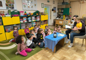 Dzieci słuchają książki czytanej przez mamę Tomka