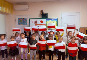 Dzieci trzymają flagi Polski