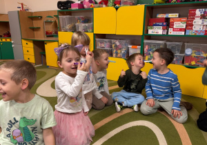 Dzieci bawią się klamerkami