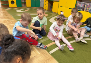 Dzieci bawią się klamerkami