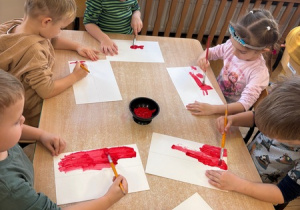 Dzieci malują flagi Polski