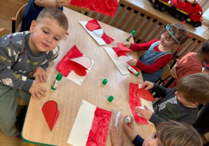 Dziewczynki ubrane w stroje