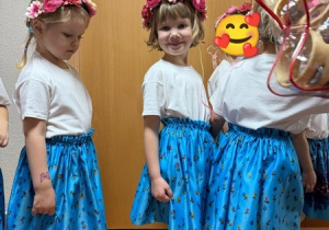 Dziewczynki stoją przed salą, w której odbywa się konkurs muzyczny