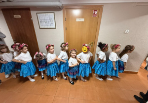 Dziewczynki wchodzą do sali, w której odbywa się konkurs muzyczny