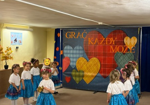 Dziewczynki grają na instrumentach podczas konkursu muzycznego