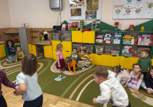 Chłopcy klasyfikują dzieci do odpowiednich zbiorów